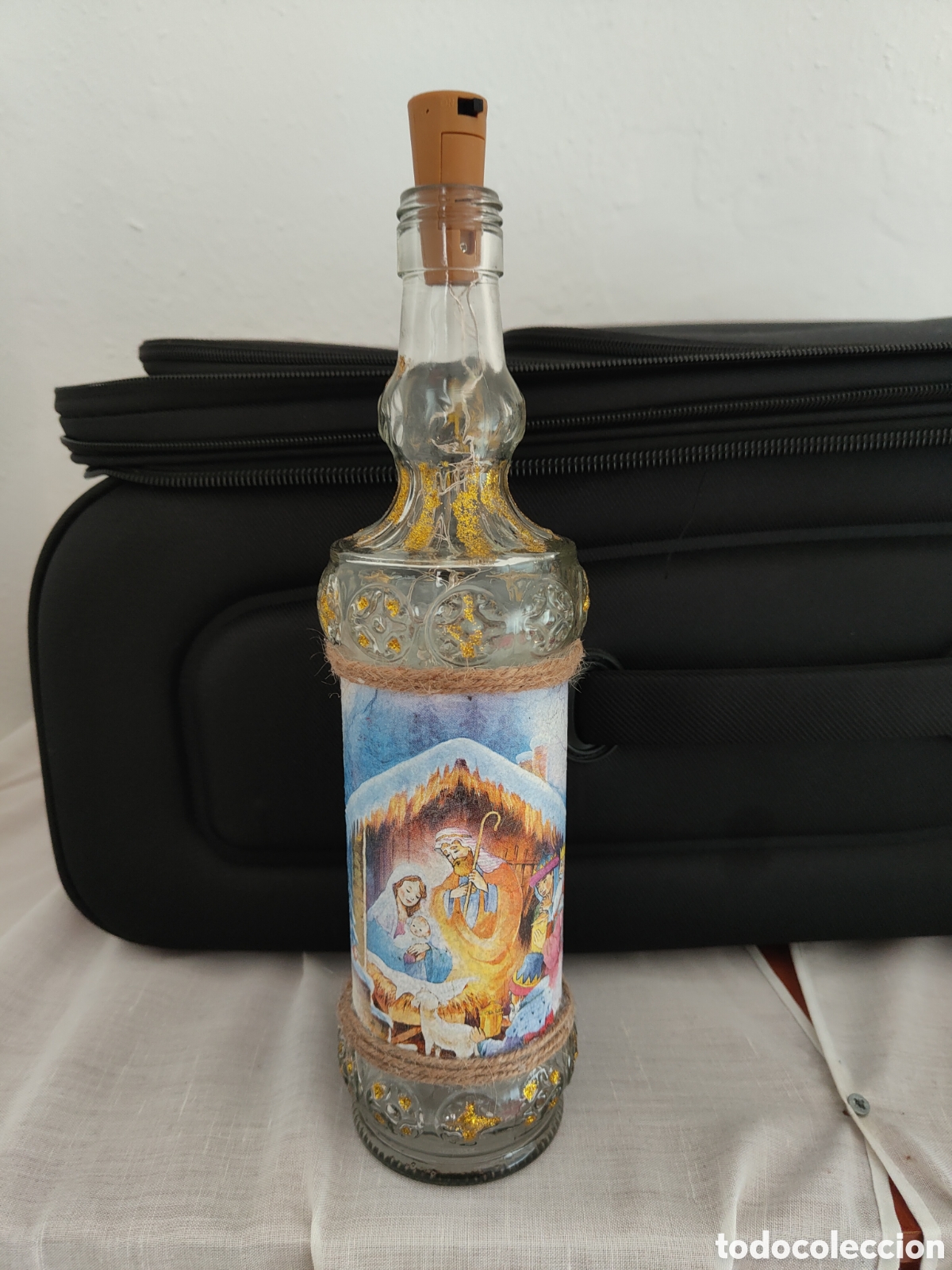 Otras Botellas y Bebidas Antiguas de colecci&oacute;n: Botella de licor decorada