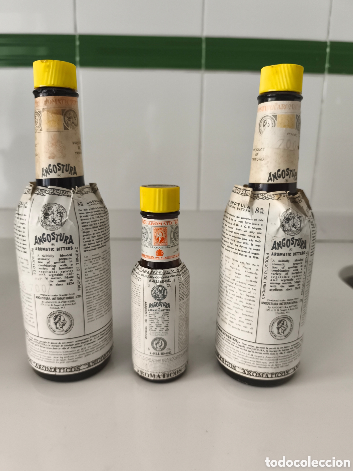 Otras Botellas y Bebidas Antiguas de colecci&oacute;n: Lote de 3 botellas de Angostura 2 de 22,7 cl y , 1 de 6 cl llenas