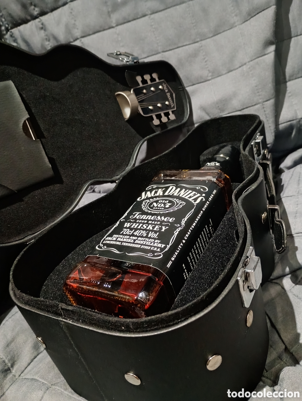 Otras Botellas y Bebidas Antiguas de colecci&oacute;n: Malet&iacute;n guitarra Jack Daniels con botella