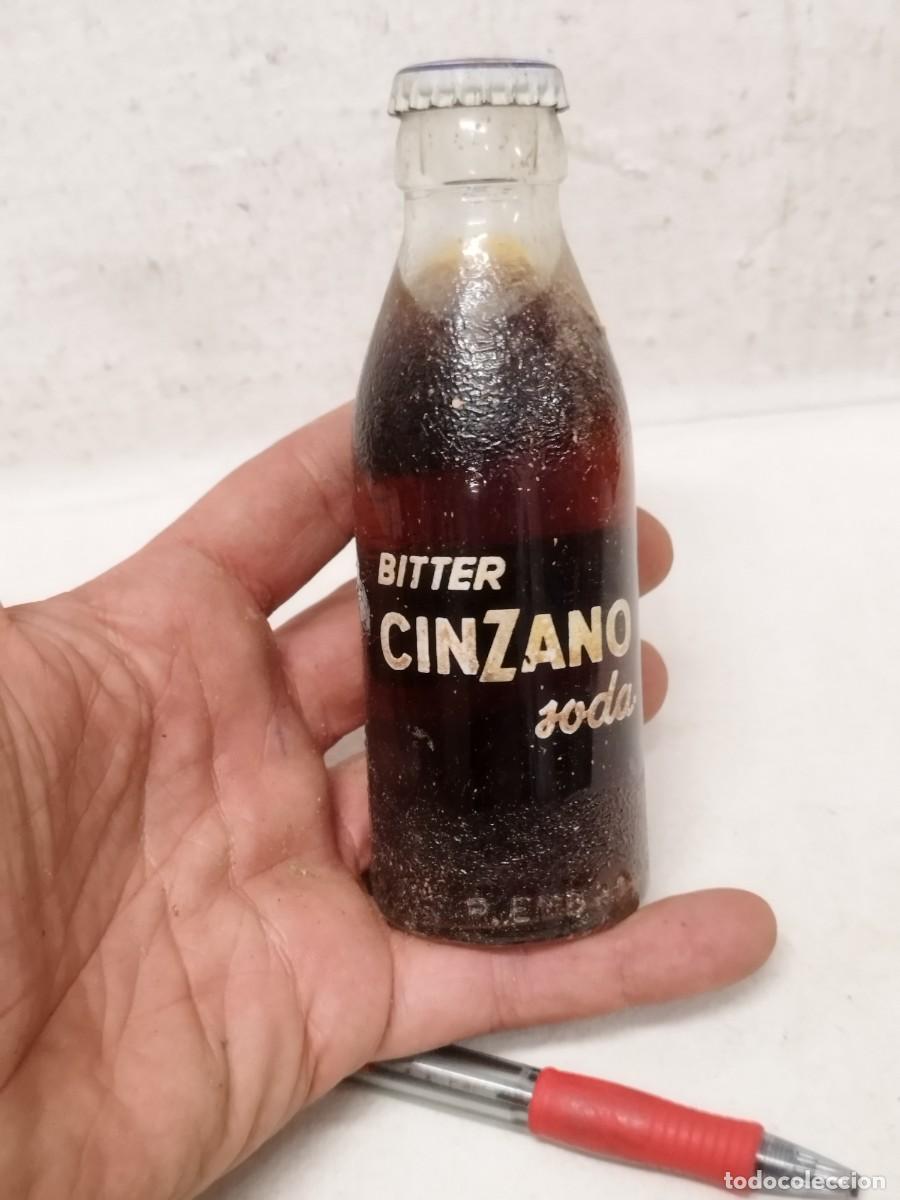 Otras Botellas y Bebidas Antiguas de colecci&oacute;n: Antigua botella de bebida Bitter Cinzano Soda. Llena chapa original.