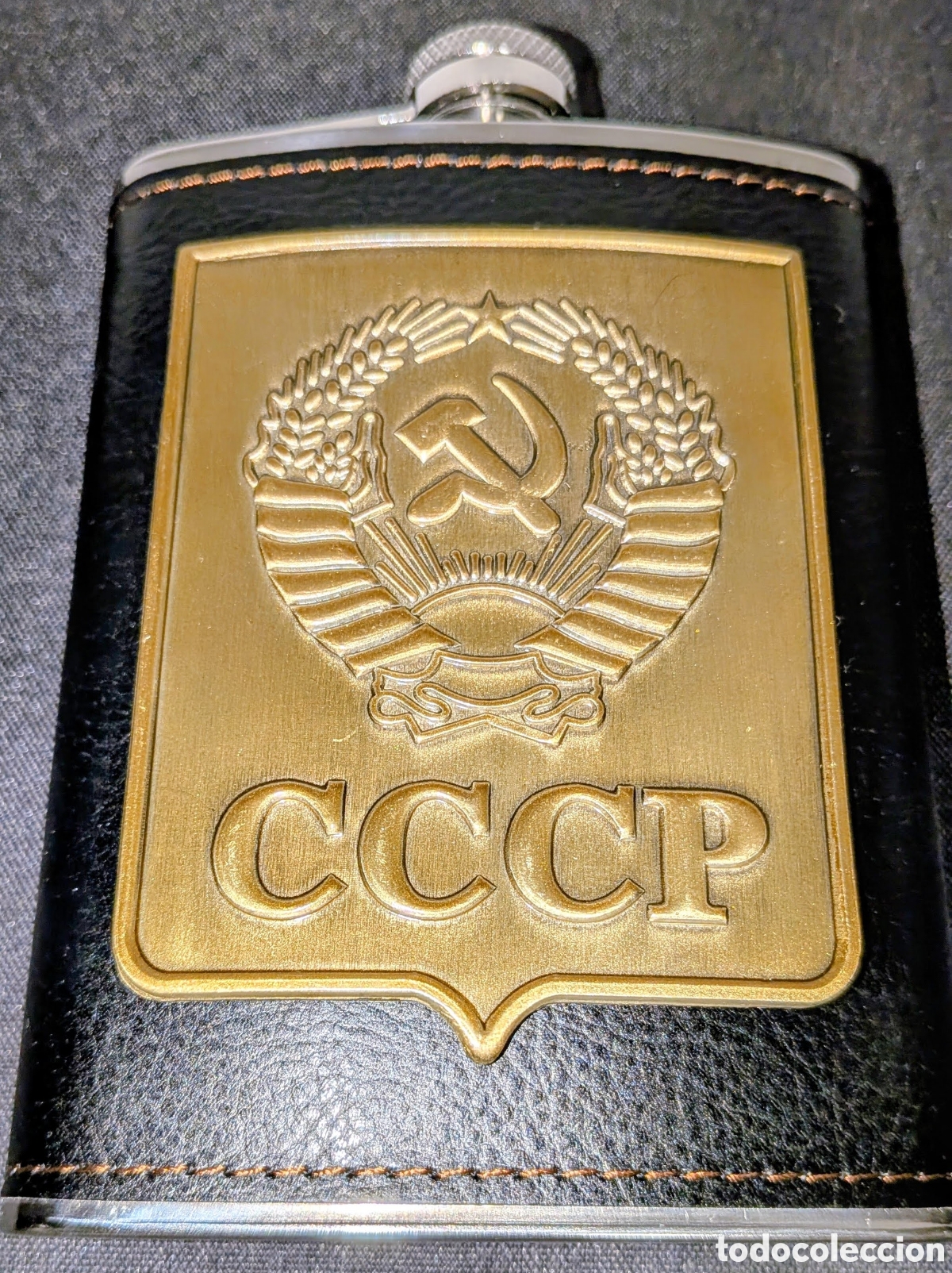 Otras Botellas y Bebidas Antiguas de colecci&oacute;n: Petaca de Acero Inoxidable - Forrada en Piel con Emblema CCCP - Escudo Dorado