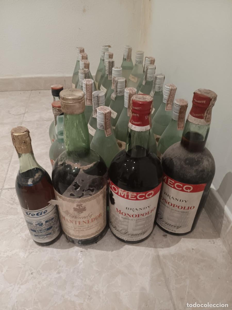 Otras Botellas y Bebidas Antiguas de colecci&oacute;n: 23 botellas ron blanco 3 botellones brandy vege domeq mantenedor