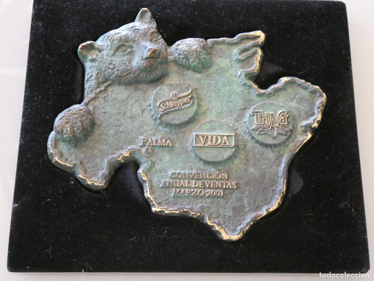 Otras Botellas y Bebidas Antiguas de colecci&oacute;n: ADORNO PLACA SOBREMESA METAL. MAPA PALMA BALEARES CONVENCI&Oacute;N 2001 SWEPPEPES VIDA TRINA 20X18CM 1,2KG