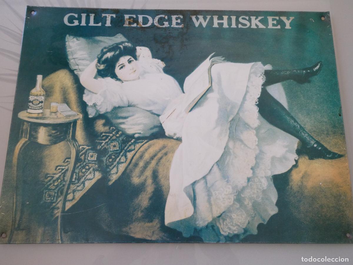 Otras Botellas y Bebidas Antiguas de colecci&oacute;n: CHAPA CARTEL MET&Aacute;LICO PUBLICIDAD RETRO VINTAGE MUJER GILT EDGE WHISKEY. 41X30CM. 330GR