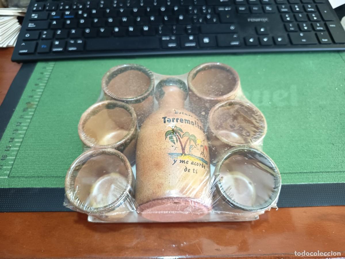 Otras Botellas y Bebidas Antiguas de colecci&oacute;n: BOTELLA Y VASOS DE CHUPITO TORREMOLINOS