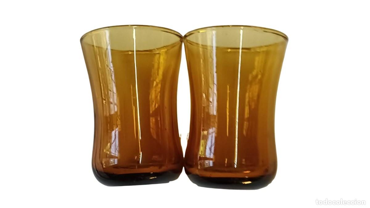 Otras Botellas y Bebidas Antiguas de colecci&oacute;n: LOTE 2 VASOS DE VIDRIO COLOR MIEL - PERFIL DE CINTURA - VINTAGE A&Ntilde;OS 60/70