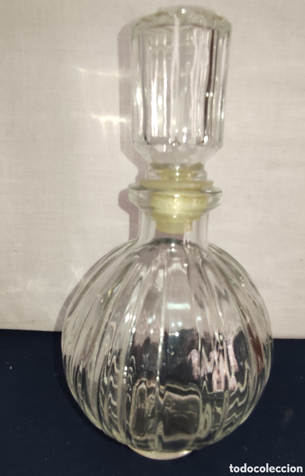Otras Botellas y Bebidas Antiguas de colecci&oacute;n: Botella de licor cristal labrado