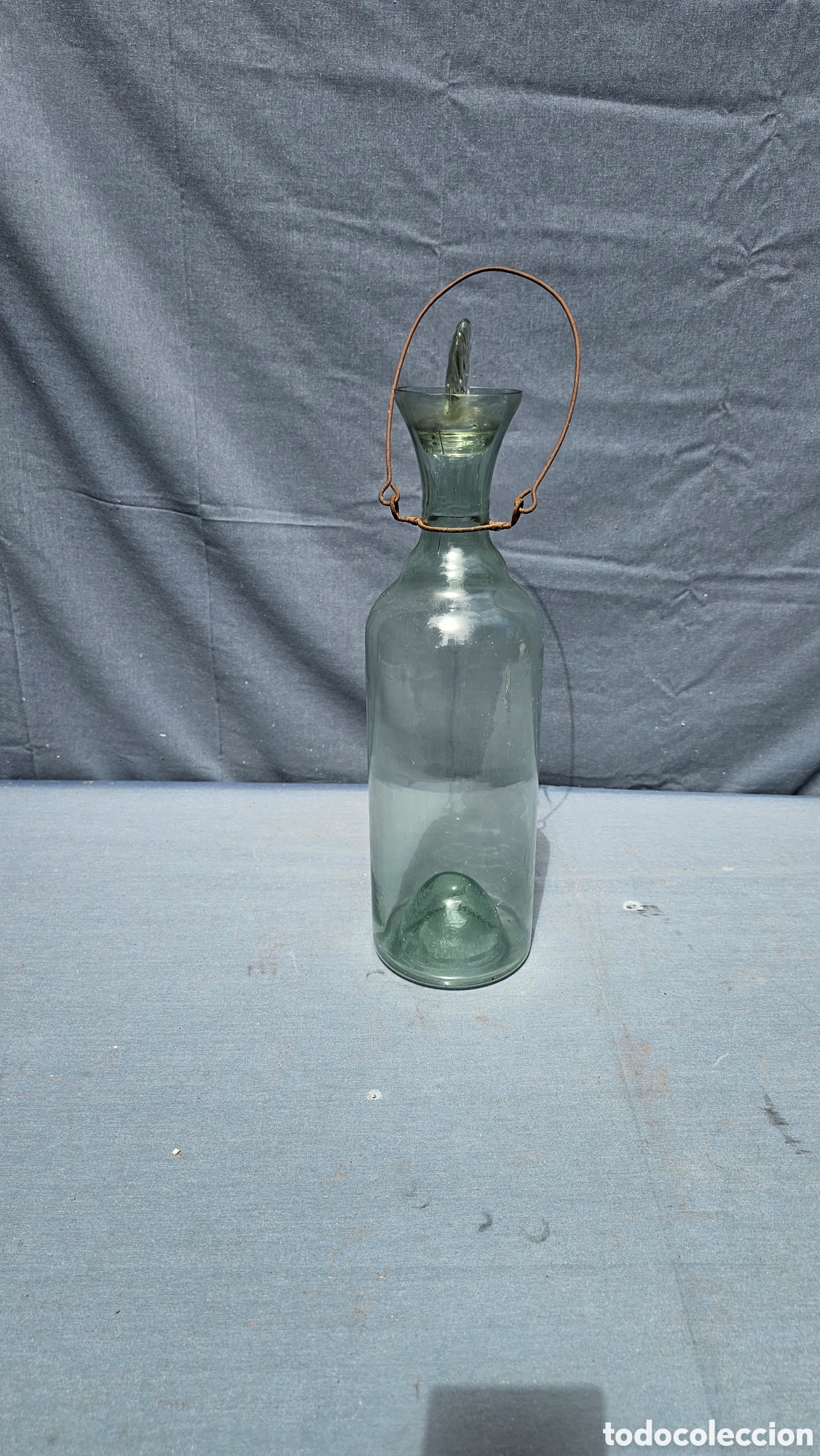 Otras Botellas y Bebidas Antiguas de colecci&oacute;n: Antigua botella grande soplada a mano con asa