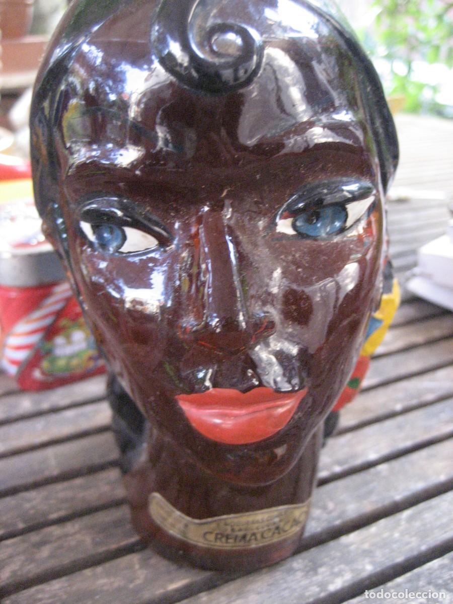 Otras Botellas y Bebidas Antiguas de colecci&oacute;n: Bonita botella Crema de Cacao Nogueras Comas Barcelona . Cabeza de flamenca con peineta . sin abrir