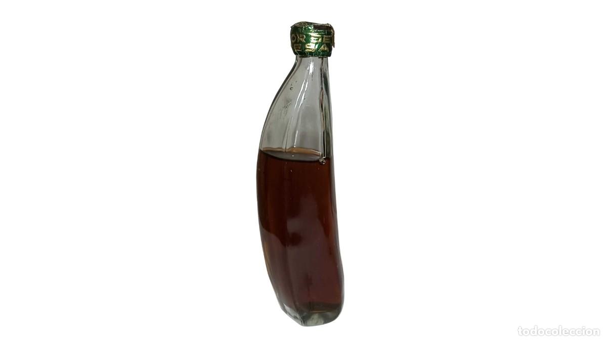 Otras botellas y bebidas antiguas de colecci&oacute;n: BOTELL&Iacute;N VINTAGE LICOR DE FRESA CON FORMA DE PL&Aacute;TANO - A&Ntilde;OS 60/70