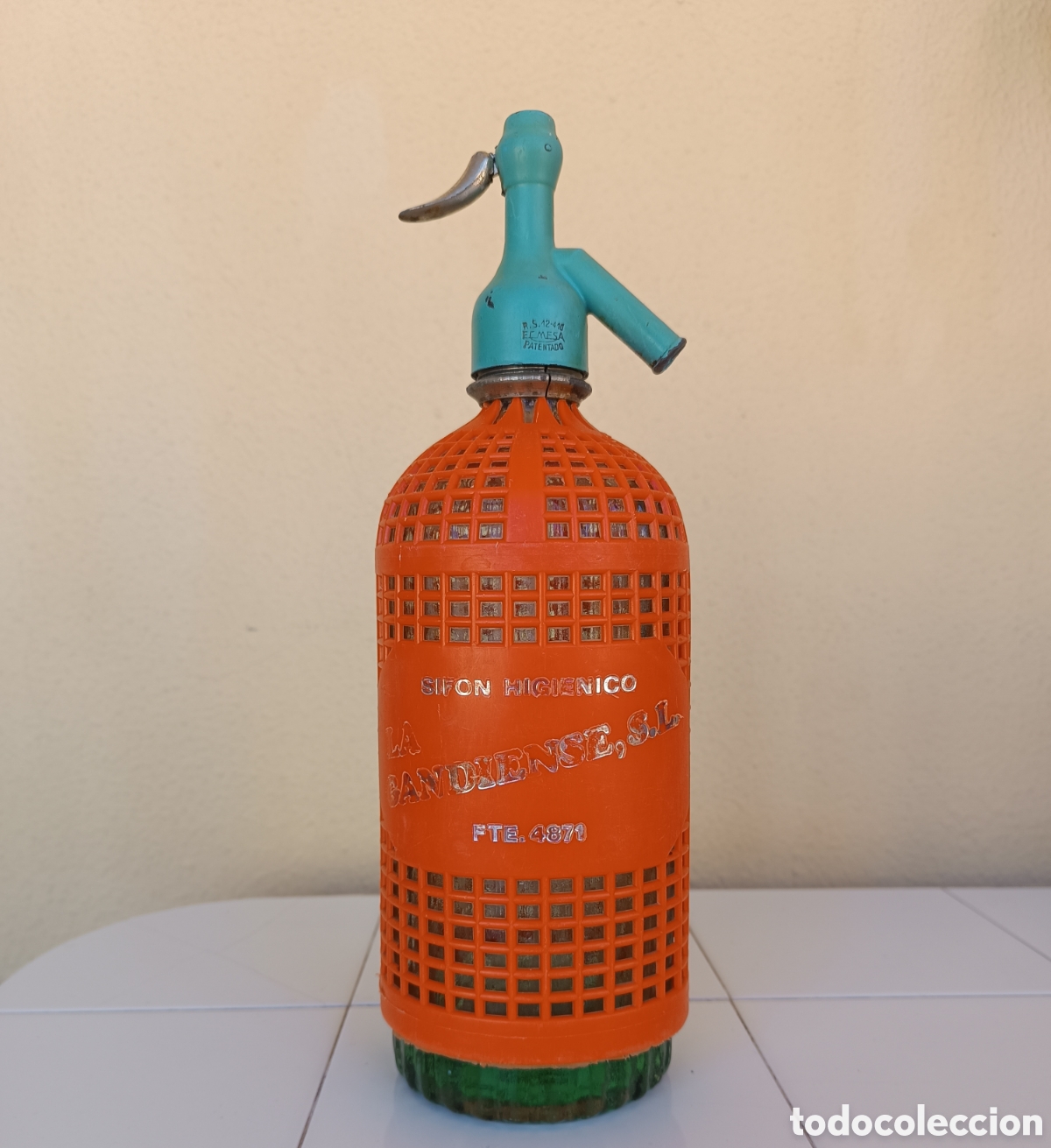 Otras botellas y bebidas antiguas de colecci&oacute;n: SIF&Oacute;N LA GANDIENSE, de Gand&iacute;a, con funda de pl&aacute;stico y grifo met&aacute;lico.