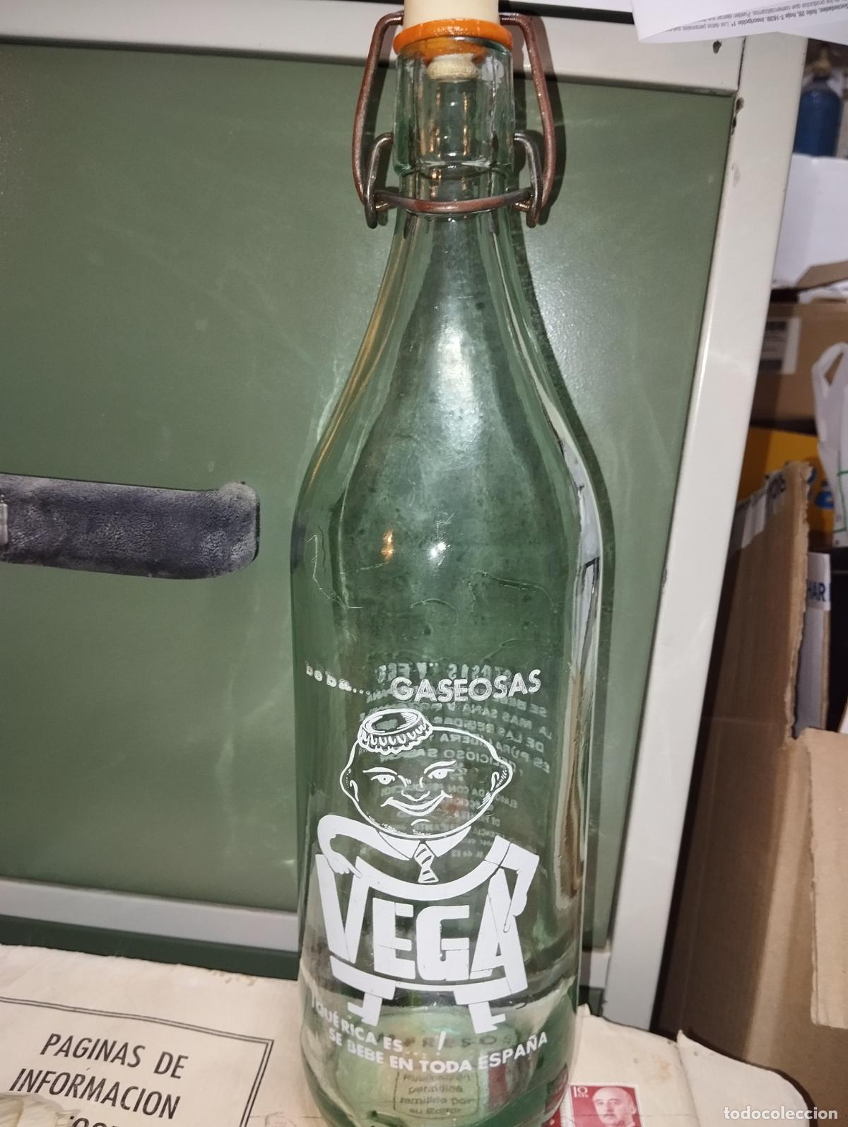 Otras botellas y bebidas antiguas de colecci&oacute;n: BOTELLA DE GASEOSA VEGA