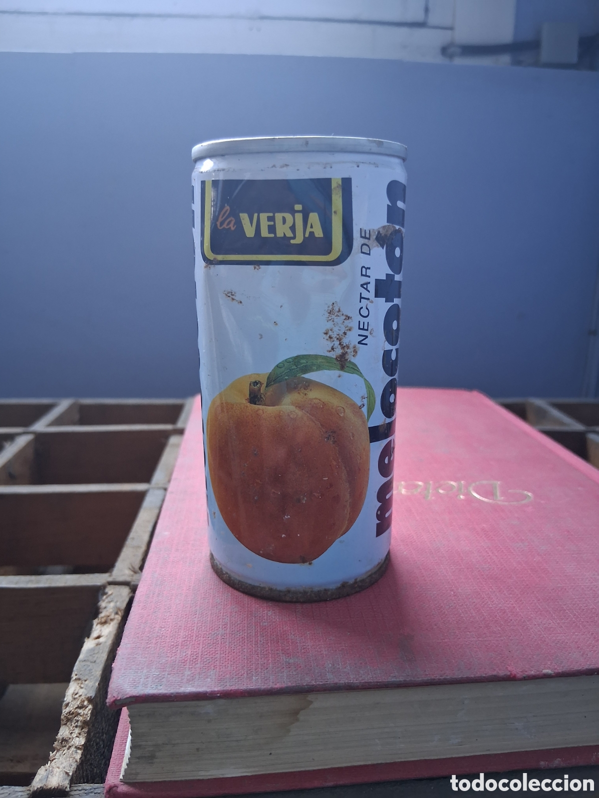 Otras botellas y bebidas antiguas de colecci&oacute;n: Lata bote lleno de refresco zumo melocot&oacute;n La verja Cehegin Murcia