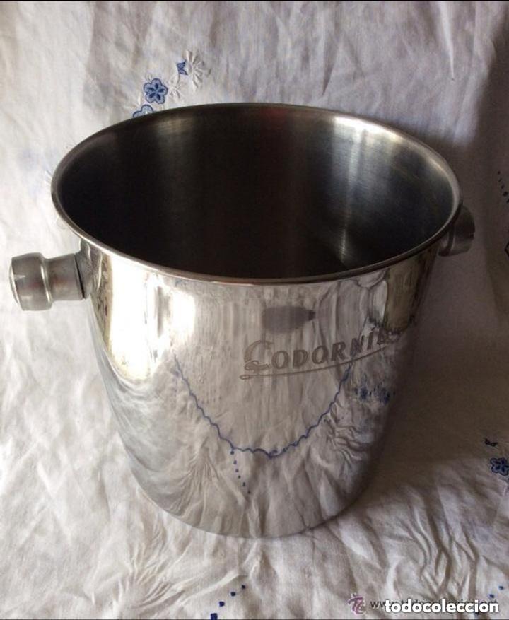 Collectionnisme d'Autres Bouteilles et Boissons : CODORNIU, CURIOSA CHAMPANERA VINTAGE CON PUBLICIDAD A&Ntilde;OS 60/70