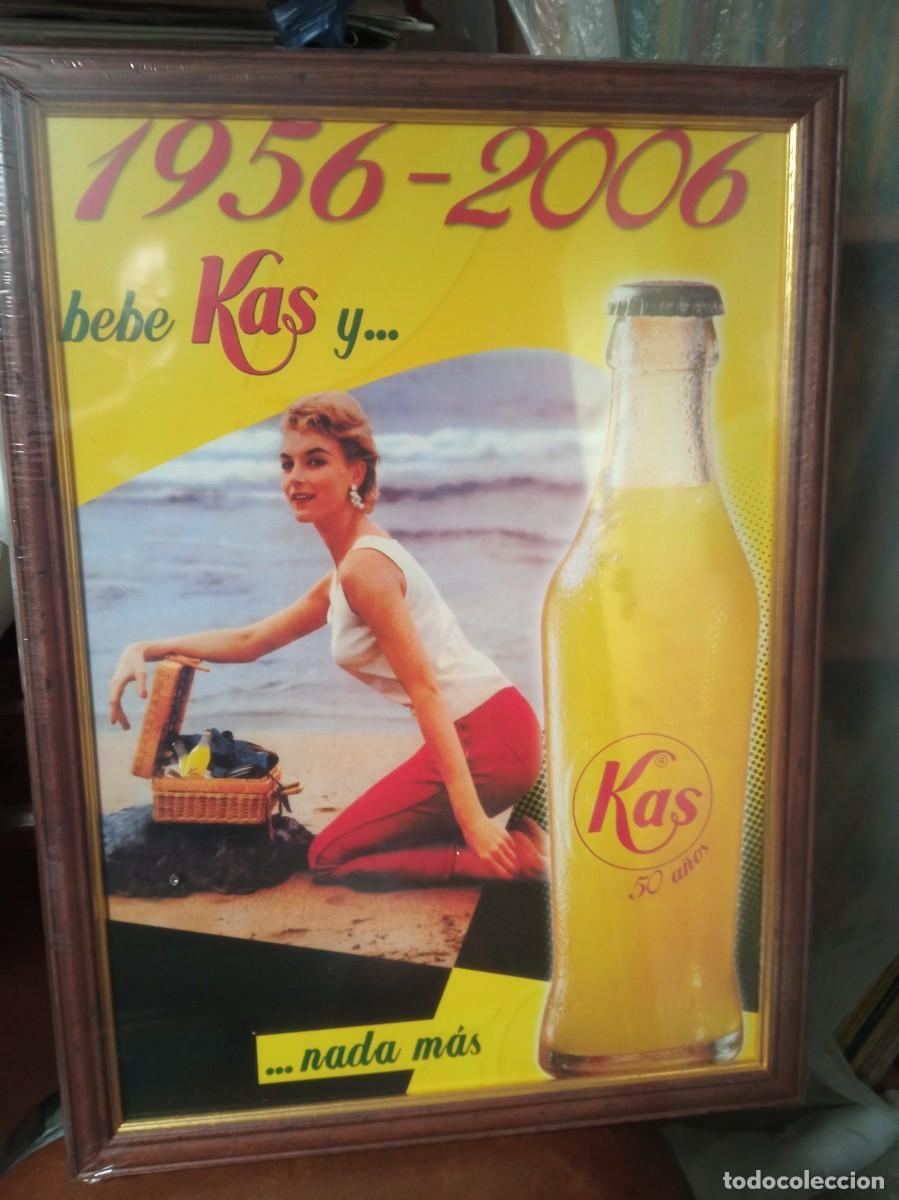 Otras botellas y bebidas antiguas de colecci&oacute;n: KAS, 50 A&Ntilde;OS, LAMINA ENMARCADA MODELO CHICA PLAYA, PRECINTADO SIN ABRIR