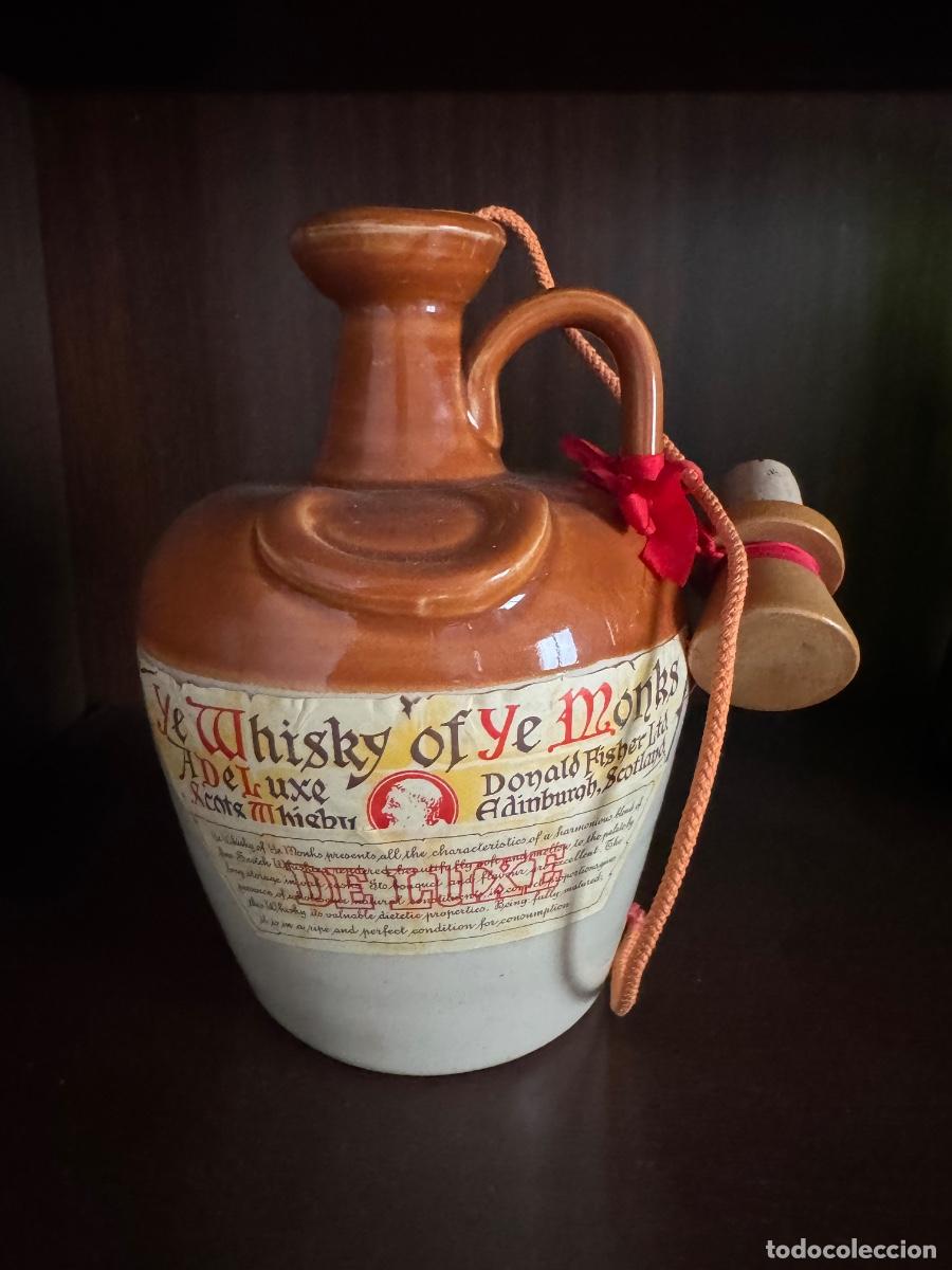 Otras botellas y bebidas antiguas de colecci&oacute;n: Whisky Ye Monks De Luxe Scotch Whisky. Botella de cer&aacute;mica llena y precintada. Vintage.