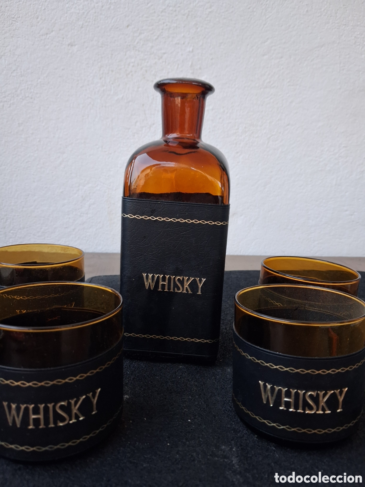 Otras botellas y bebidas antiguas de colecci&oacute;n: 4 vasos de whisky color negro con whiskera