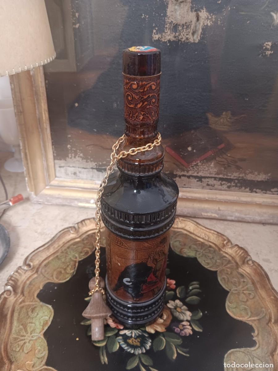 Otras botellas y bebidas antiguas de colecci&oacute;n: botella espa&ntilde;ola fabricada en vidrio &aacute;mbar oscuro.