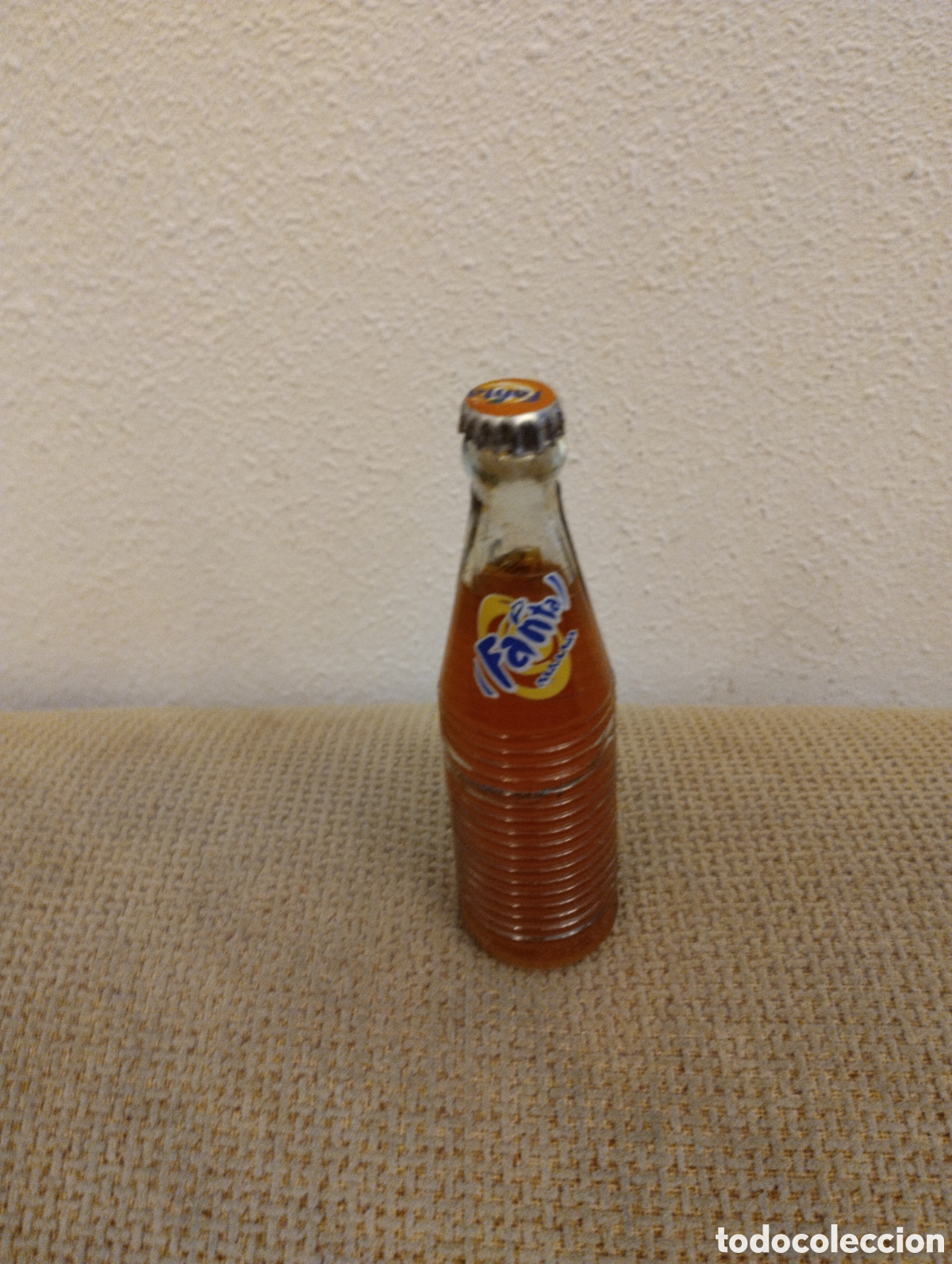 Otras botellas y bebidas antiguas de colecci&oacute;n: Botella antigua miniatura Fanta Naranja