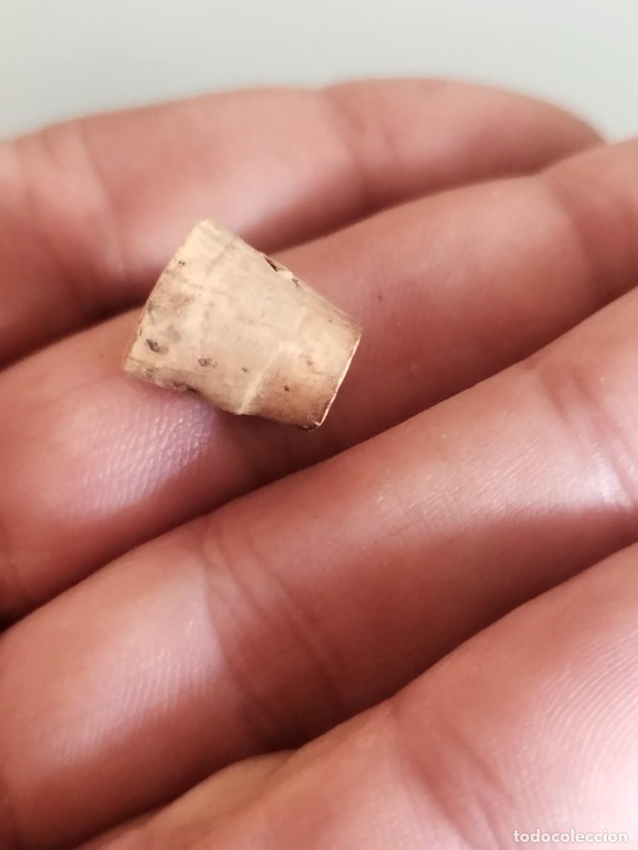 Otras botellas y bebidas antiguas de colecci&oacute;n: Antiguo peque&ntilde;o tap&oacute;n de corcho.