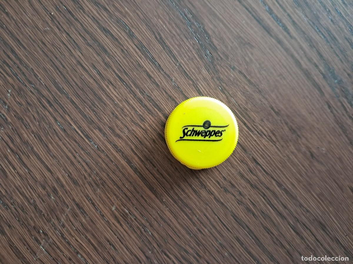 Otras botellas y bebidas antiguas de colecci&oacute;n: chapa tap&oacute;n corona de pl&aacute;stico, t&oacute;nica schweppes.