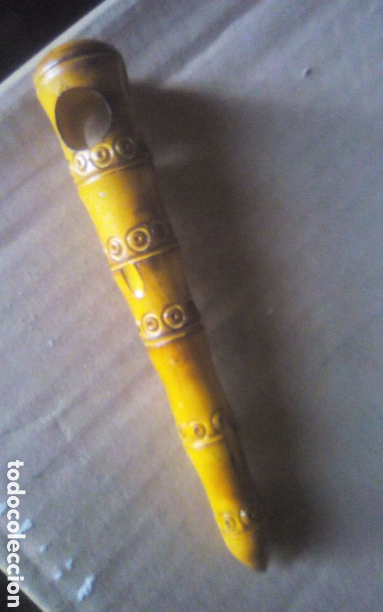 Otras botellas y bebidas antiguas de colecci&oacute;n: Sacacorchos de dise&ntilde;o en madera tallada, falta parte superior. Mide 15,5 cm.