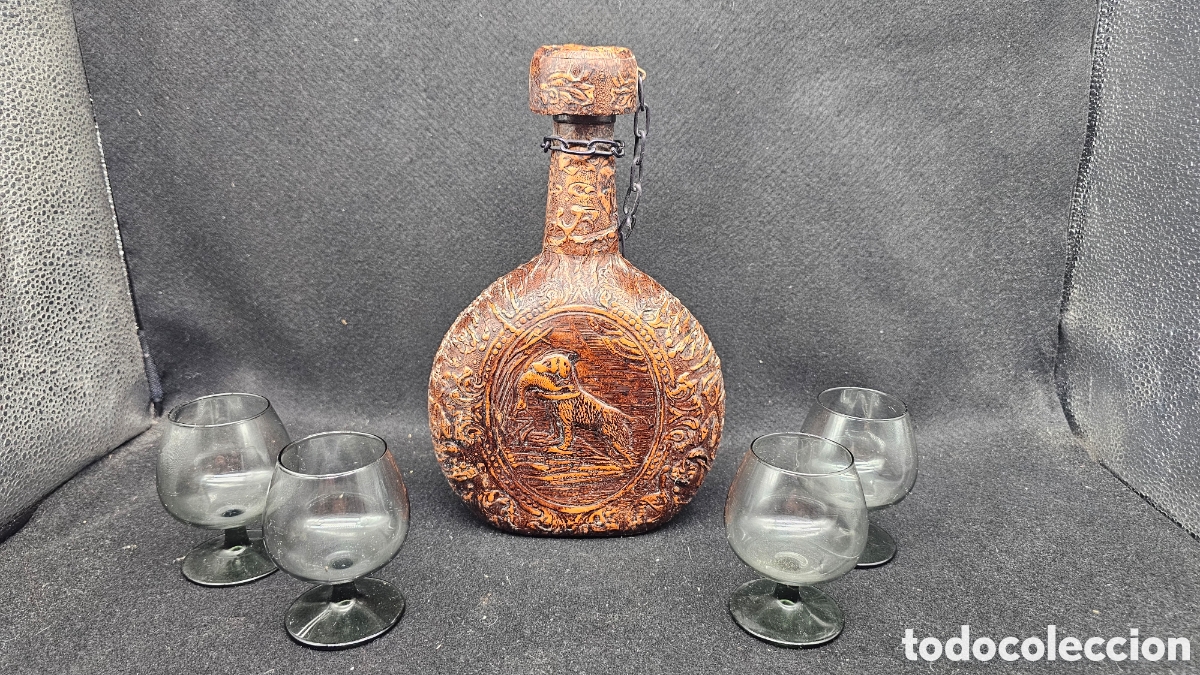 Otras botellas y bebidas antiguas de colecci&oacute;n: Antigua licorera forrada en cuero repujado