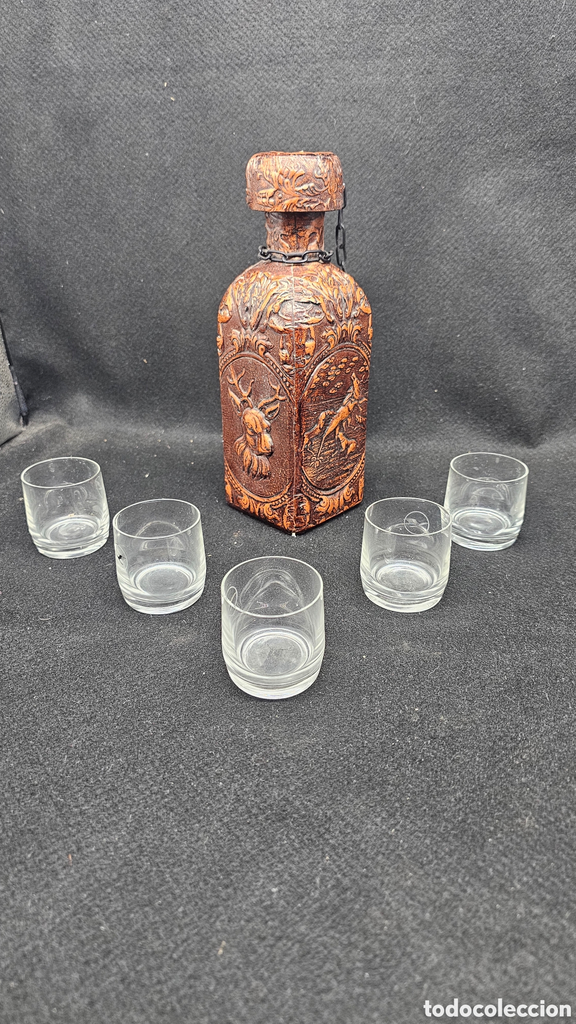 Otras botellas y bebidas antiguas de colecci&oacute;n: Antigua licorera forrada con cuero repujado