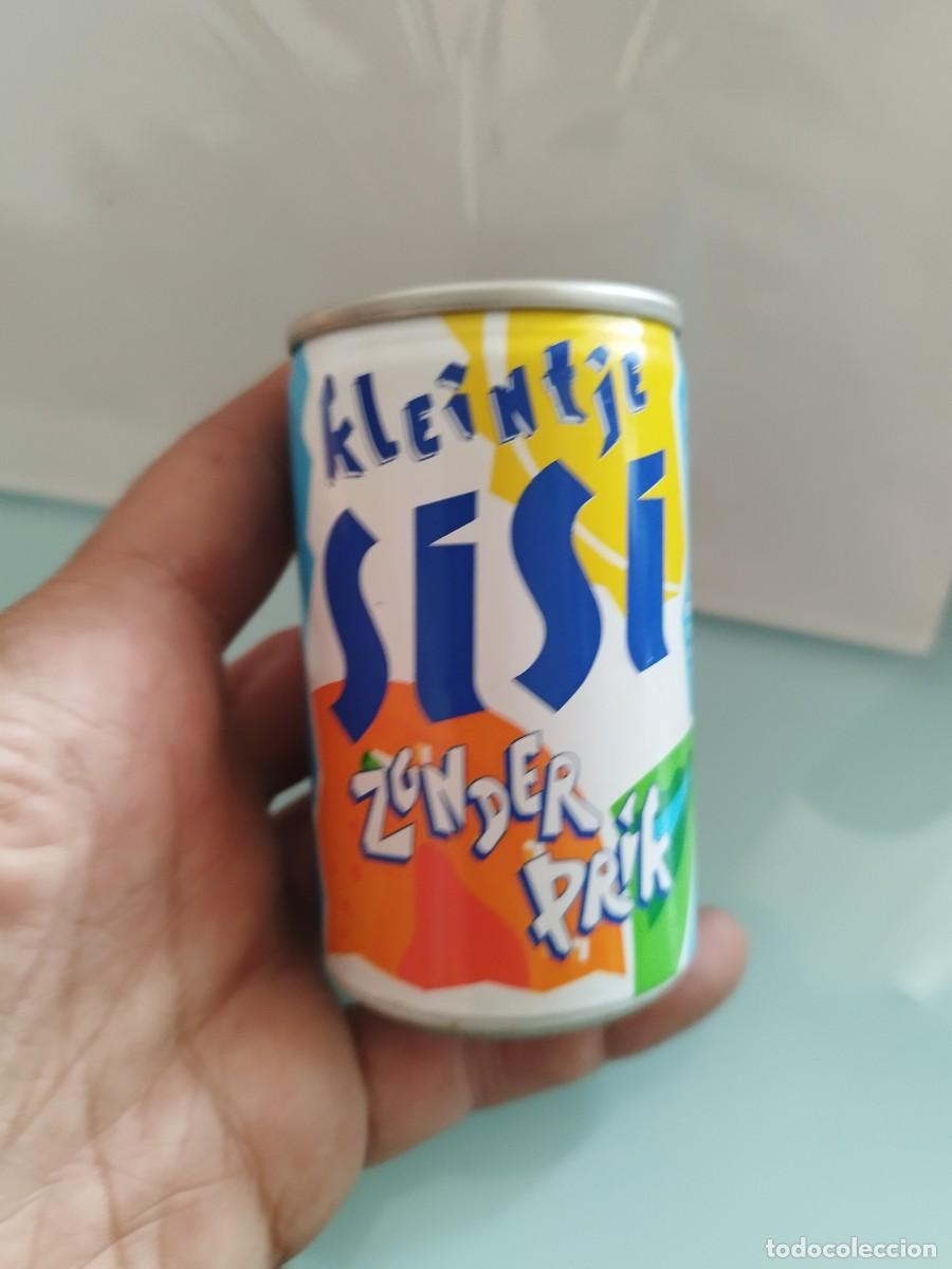 Otras botellas y bebidas antiguas de colecci&oacute;n: Lata vac&iacute;a de refresco sin gas Sisi Kleintje Zonder Prik.
