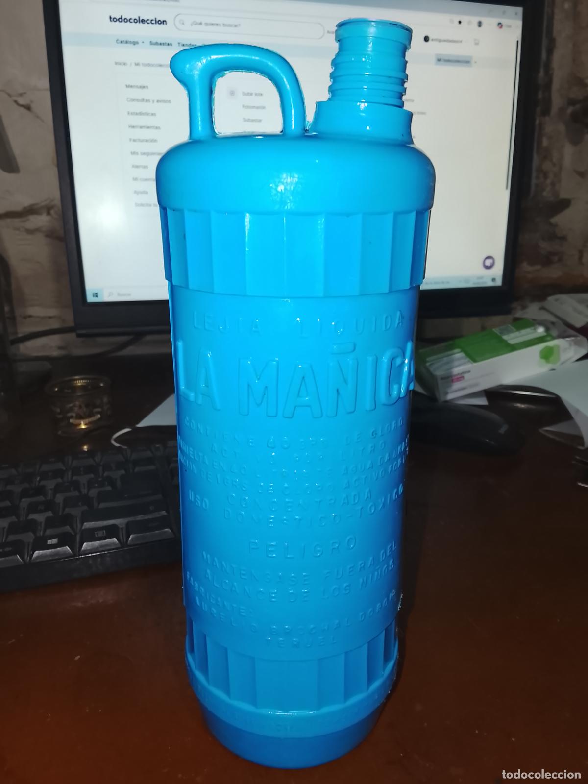 Otras botellas y bebidas antiguas de colecci&oacute;n: Antigua Botella Lej&iacute;a LA MA&Ntilde;ICA (Teruel) - 1 Litro - Pl&aacute;stico Relieve A&ntilde;os 60/70 - Aurelio Brochal D