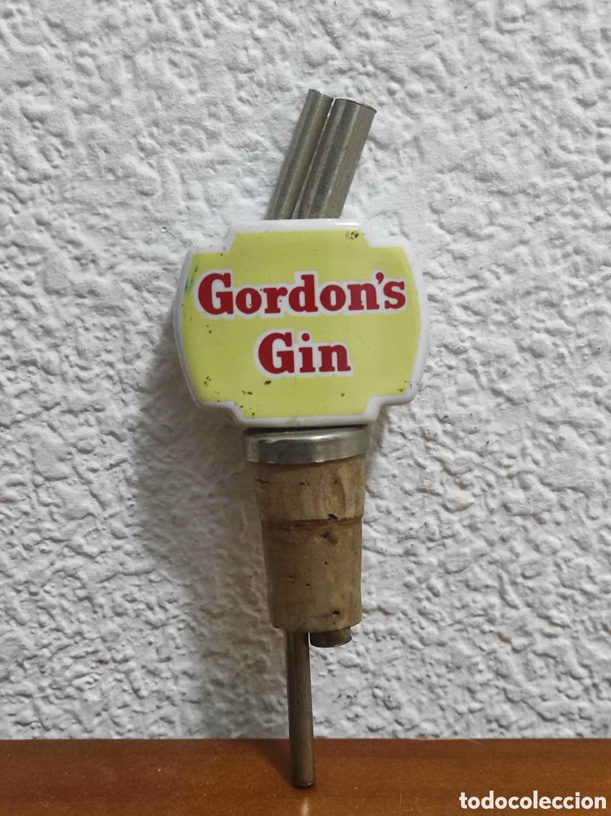Otras botellas y bebidas antiguas de colecci&oacute;n: Vertedor de botella vintage con tap&oacute;n de corcho y placa de cer&aacute;mica de la marca Gordon's Gin.