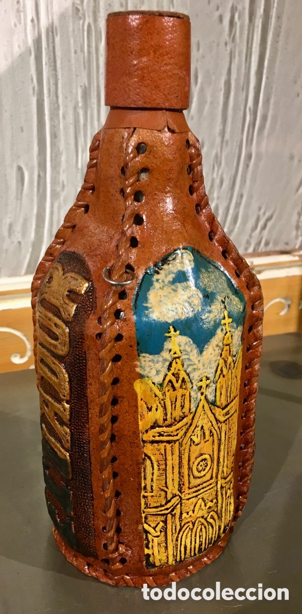 Otras botellas y bebidas antiguas de colecci&oacute;n: Botella forrada. Cuero repujado y pintado. Ecuador.