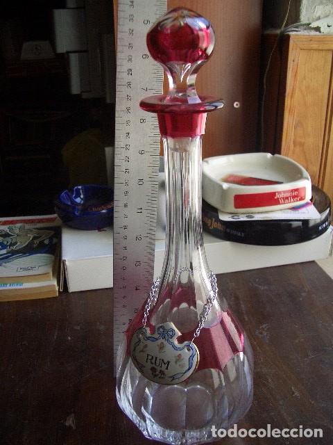 Otras botellas y bebidas antiguas de colecci&oacute;n: Licorera o decantador vintage para licores con etiqueta colgante de cer&aacute;mica que indica &rdquo;RUM