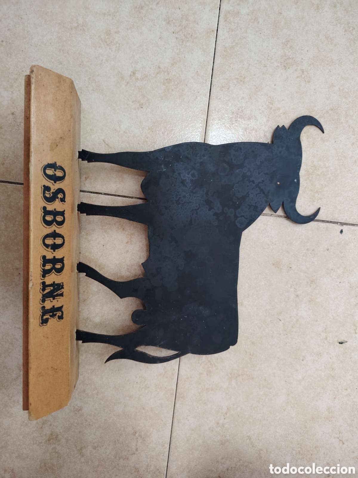 Otras botellas y bebidas antiguas de colecci&oacute;n: Toro de osborne metal base de madera