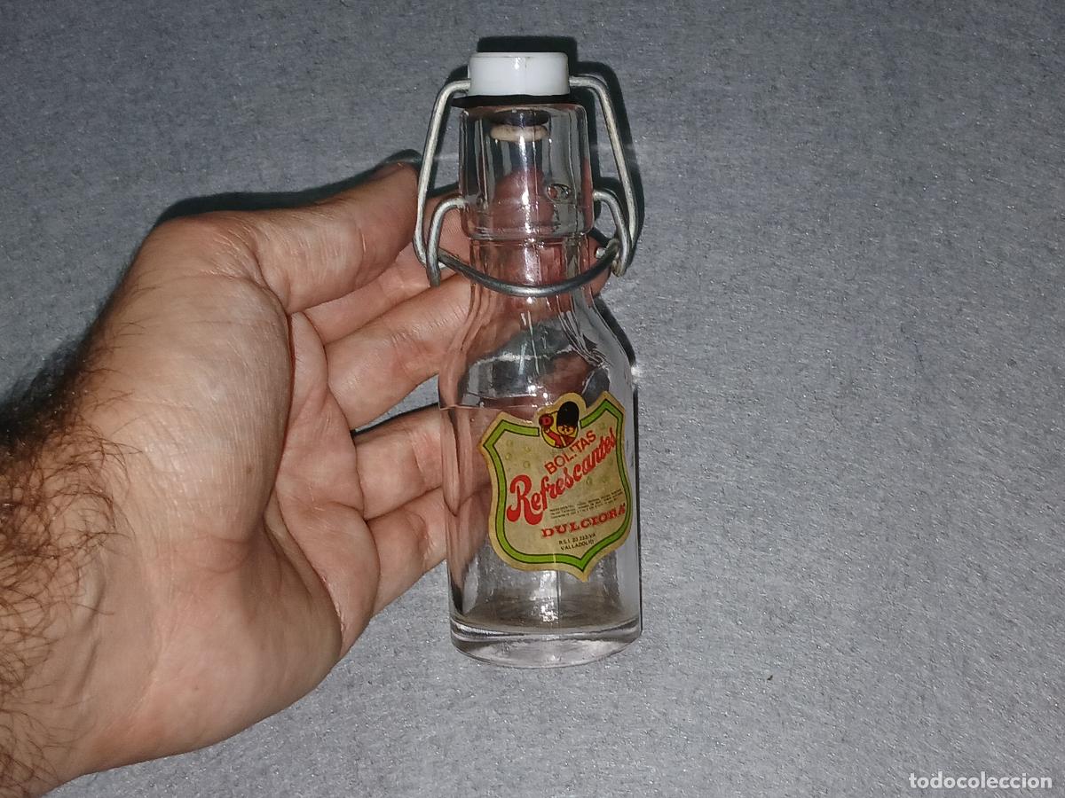 Otras botellas y bebidas antiguas de colecci&oacute;n: Publicidad. Botella golosinas Dulciora, 13.5 cm de alto, con la etiqueta (Bolitas Refrescantes)
