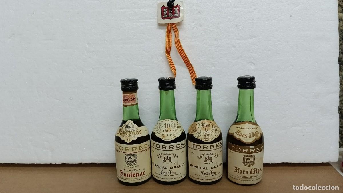 Otras botellas y bebidas antiguas de colecci&oacute;n: BODEGAS TORRES(VILAFRANCA DEL PANADES)4 MINIATURAS DE BRANDYS DIFERENTES.SELLO/TASA 50 CTS.