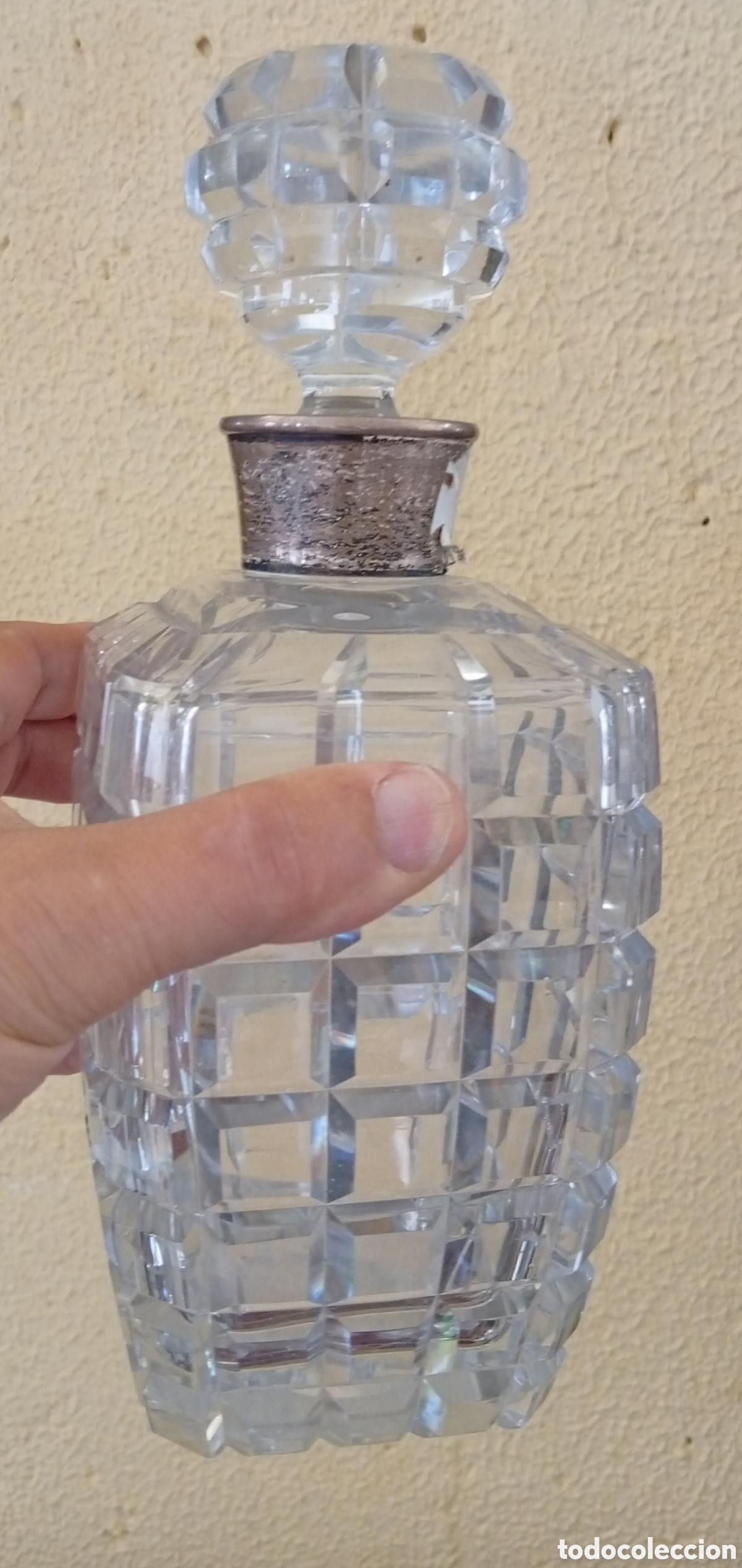Otras botellas y bebidas antiguas de colecci&oacute;n: Bonita vieja licorera de cristal tallado y plata