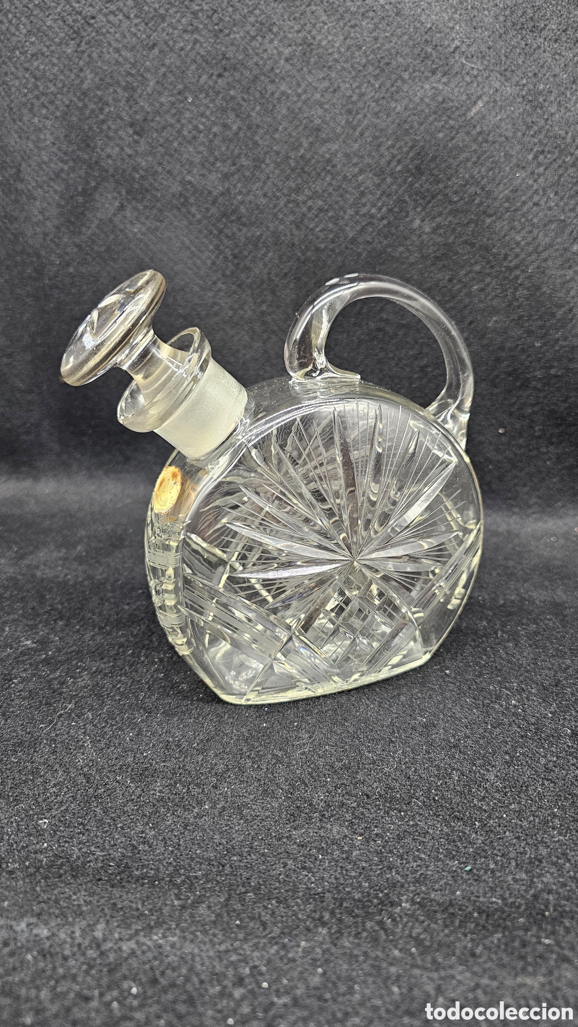 Otras botellas y bebidas antiguas de colecci&oacute;n: licorera o decantador de cristal tallado