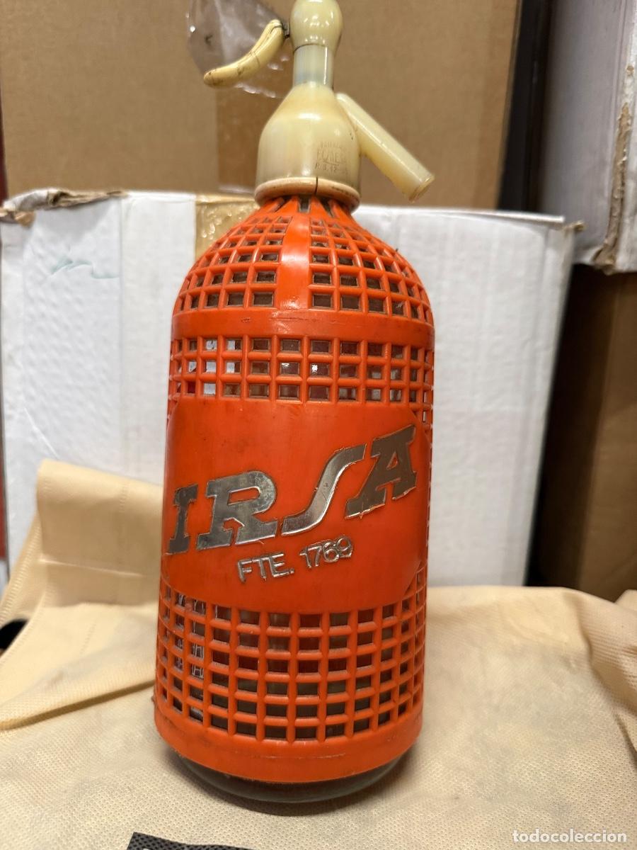 Otras botellas y bebidas antiguas de colecci&oacute;n: Antiguo SIFON IRSA de MANRESA. curioso color. Tapon plastico