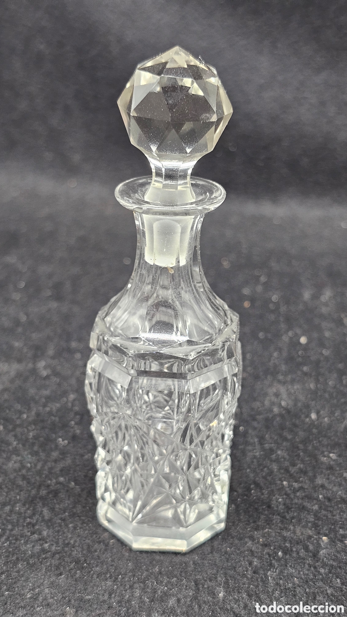 Otras botellas y bebidas antiguas de colecci&oacute;n: botella o decantador peque&ntilde;o vintage de cristal tallado con un tap&oacute;n facetado