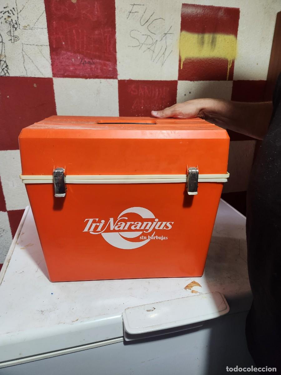 Otras botellas y bebidas antiguas de colecci&oacute;n: ANTIGUA NEVERA PICNIC TRINARANJUS.