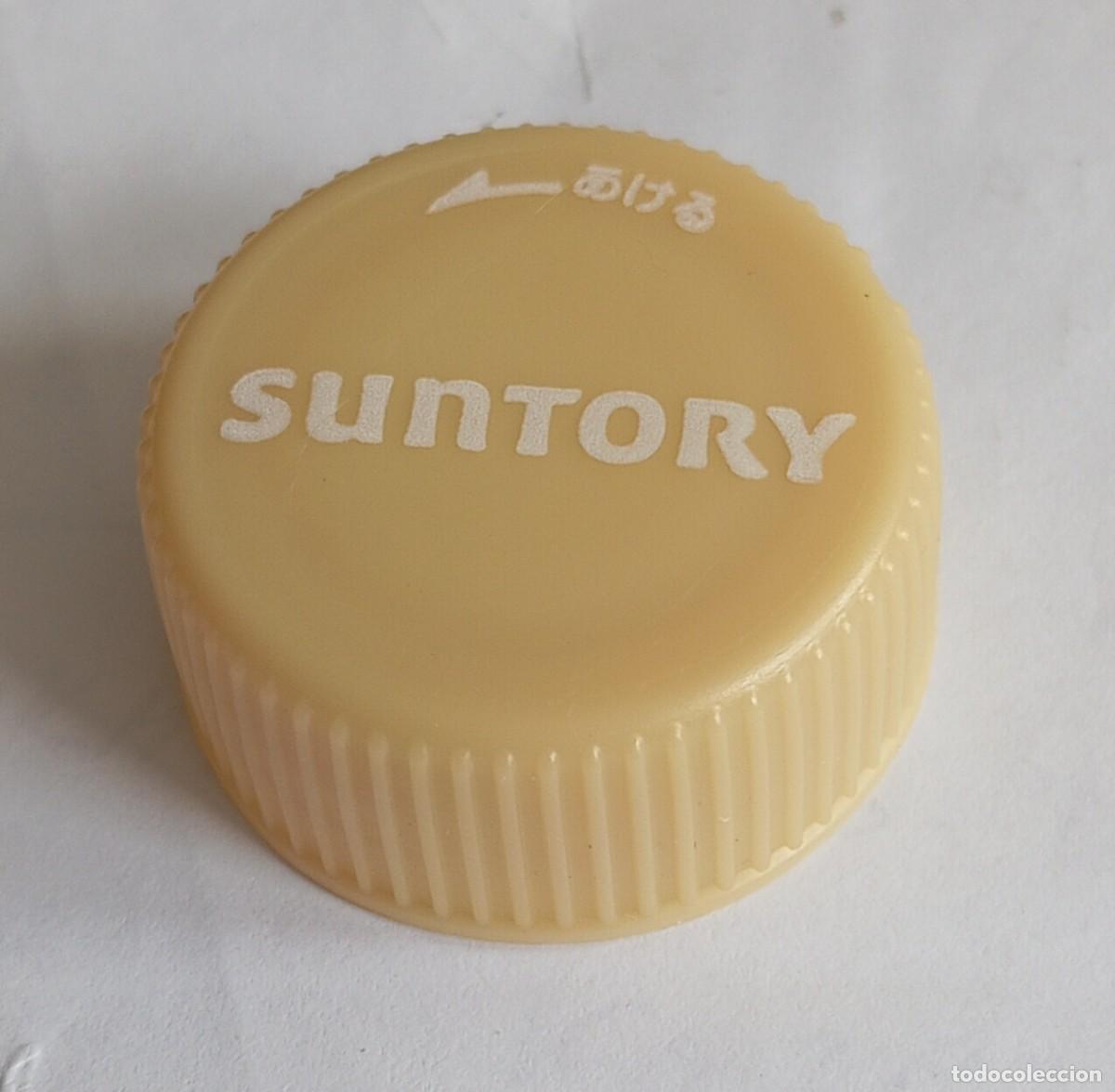 Otras botellas y bebidas antiguas de colecci&oacute;n: PEDIDO M&Iacute;NIMO 5 EUROS Tap&oacute;n rosca pl&aacute;stico Jap&oacute;n. SUNTORY t&eacute; con leche.