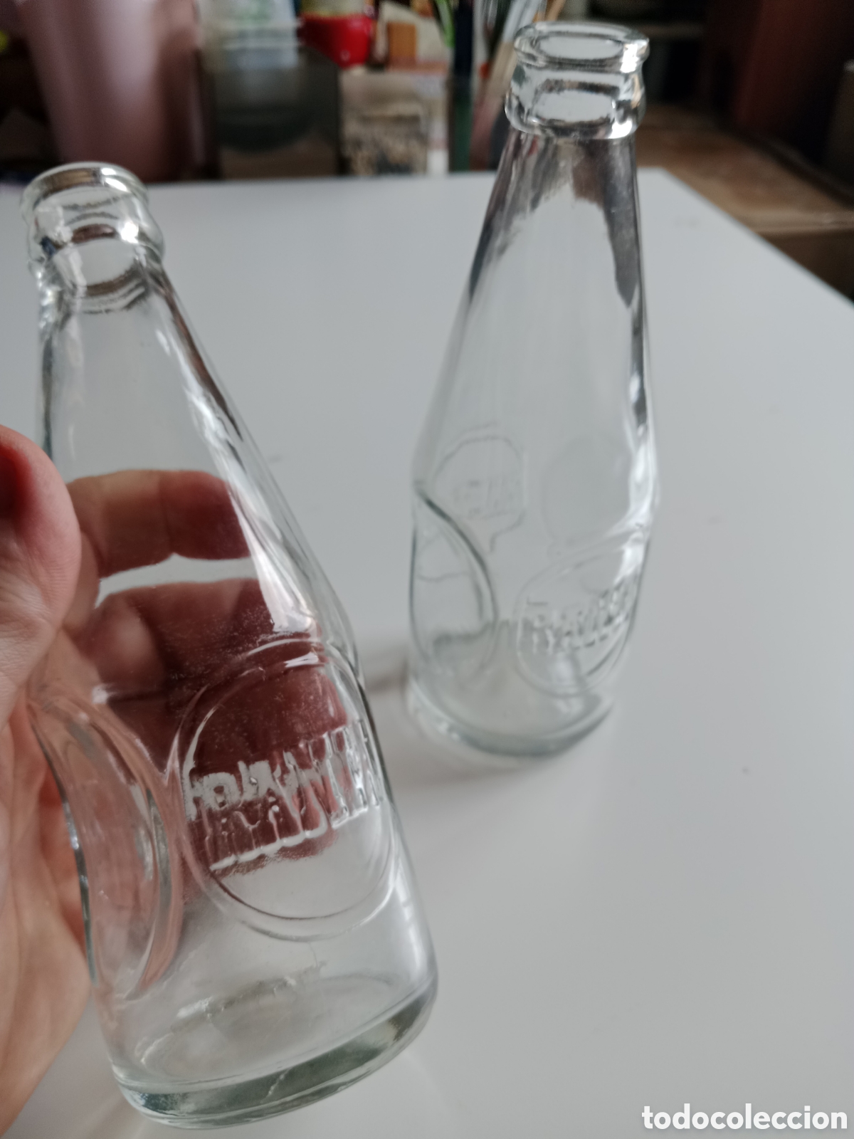 Otras botellas y bebidas antiguas de colecci&oacute;n: 2 BOTELLAS DE LECHE RANIA. CRISTAL CON RELIEVE