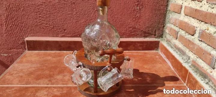 Colecionismo de Outras Garrafas e Bebidas: CHUPITERA - LICORERA CON SOPORTE DE MADERA Y BOTELLA DE VIDRIO CON RELIEVE RACIMO DE UVAS