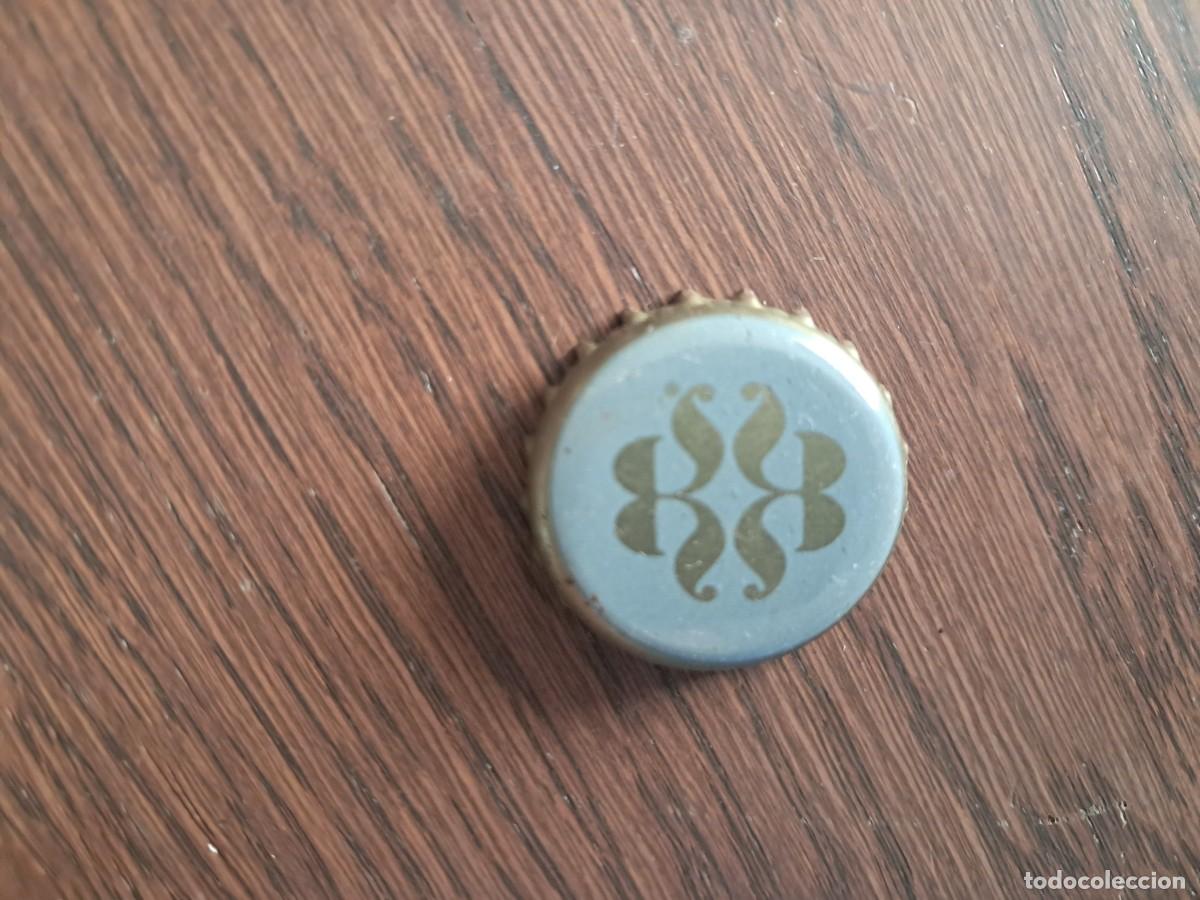 Otras botellas y bebidas antiguas de colecci&oacute;n: chapa tap&oacute;n corona, t&oacute;nica royal bliss.