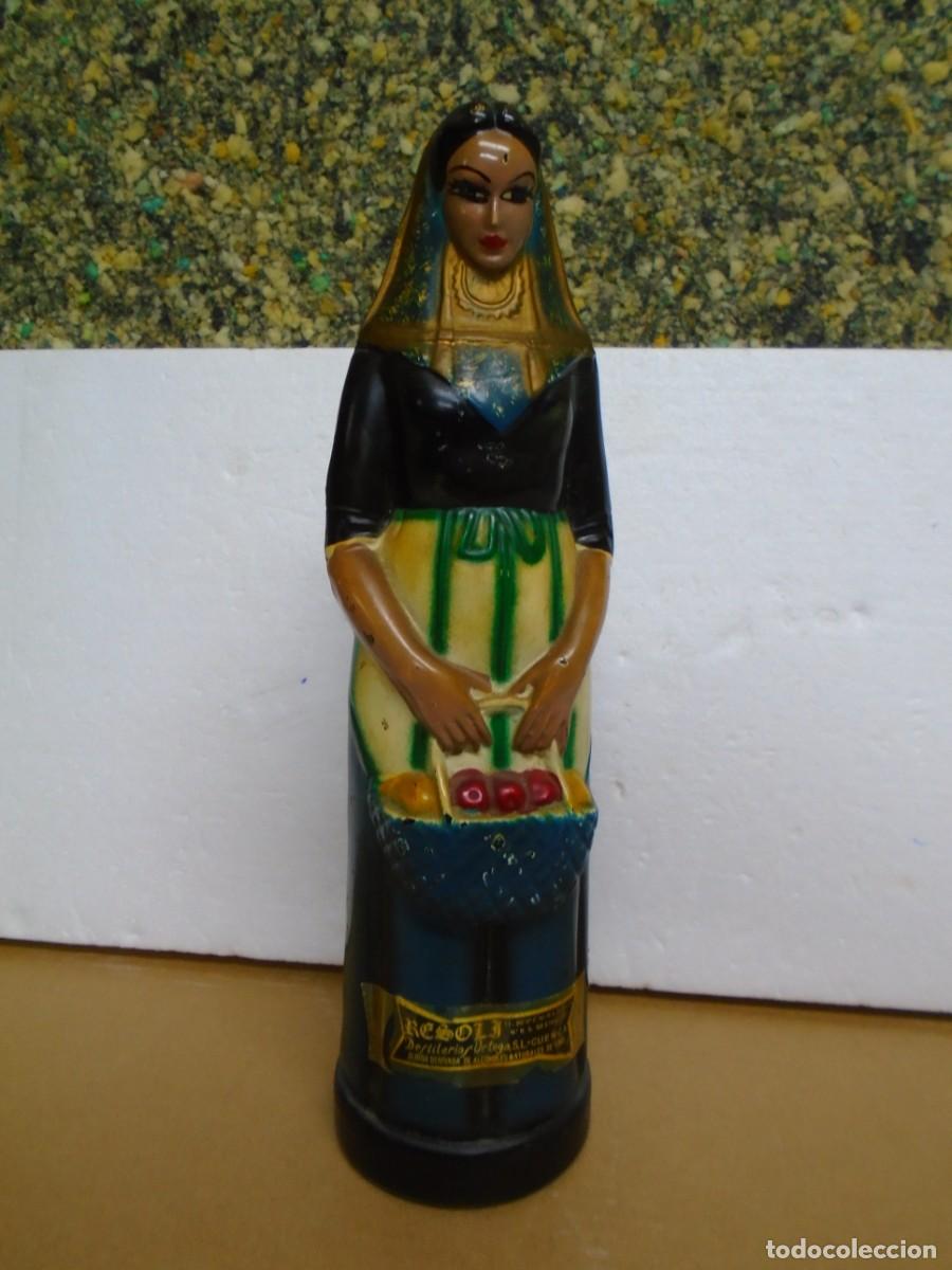 Otras botellas y bebidas antiguas de colecci&oacute;n: ANTIGUA BOTELLA VACIA DE RESOLI(DESTILERIAS ORTEGA)CUENCA.IMAGEN DE SERRANA CONQUENSE.