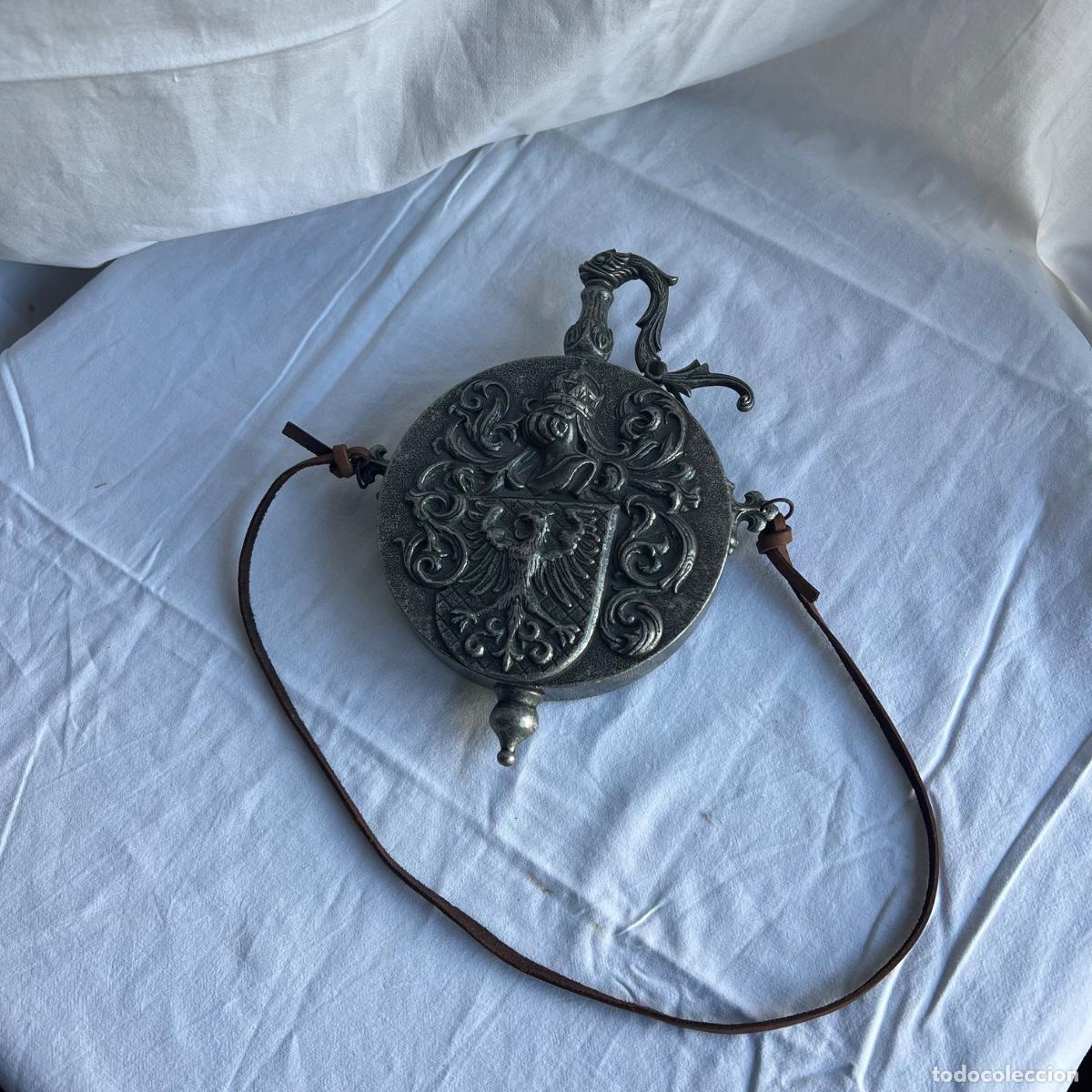 Otras botellas y bebidas antiguas de colecci&oacute;n: Antigua Cantimplora / Frasco de P&oacute;lvora de Cazador en Peltre - Relieves Her&aacute;ldicos y Tap&oacute;n de Delf&iacute;n