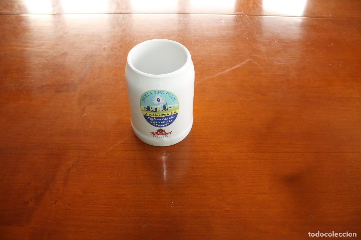 Otras botellas y bebidas antiguas de colecci&oacute;n: Jarra de cerveza Alhambra - 0,4 Litros