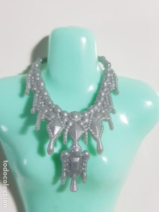 Otras mu&ntilde;ecas de Famosa cl&aacute;sicas y de colecci&oacute;n: Collar barbie - Foto 1
