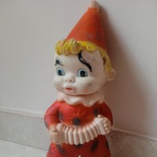 Altre Bambole di Famosa: ANTIGUO MUÑECO DE FAMOSA CON ACORDEON. DE GOMA. 25 CMS. MUÑECA